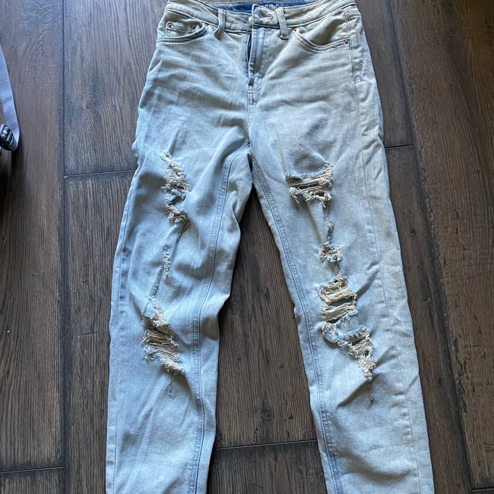Cute wild fable mom jeans. Worn slightly. Size 00.